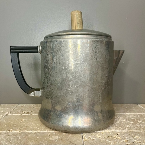 VINTAGE WEAREVER 3048
ALUMINUM COFFEE POT
Antique Kitchen Tea Cooker - Picture 6 of 13
